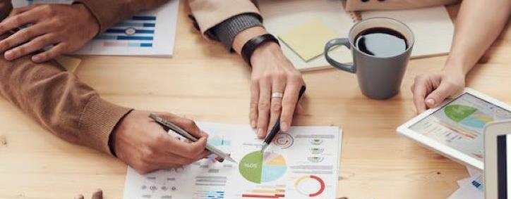 Wspólne cechy i różnice między coachingiem, mentoringiem, doradztwem i treningiem  